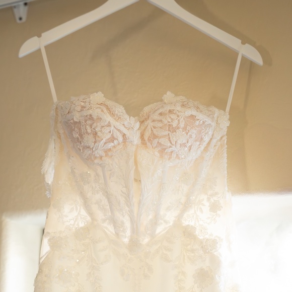 Wedding gown - Picture 2 of 6